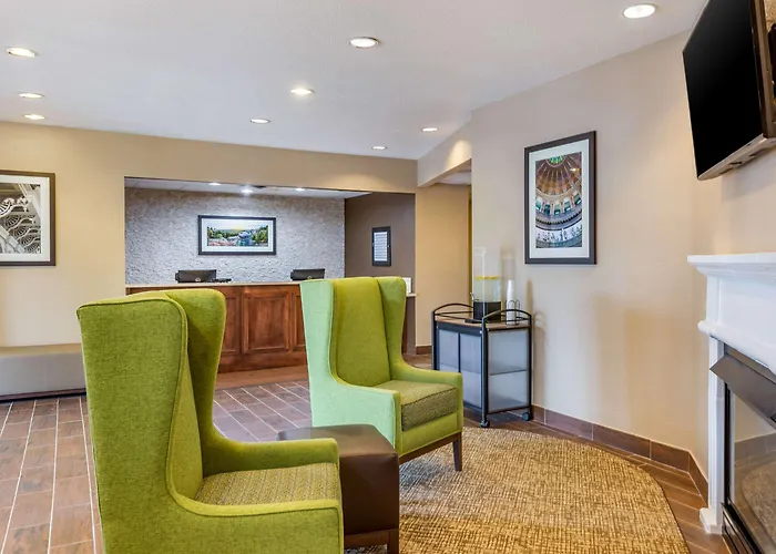 Comfort Inn Dekalb - Adjacent The University