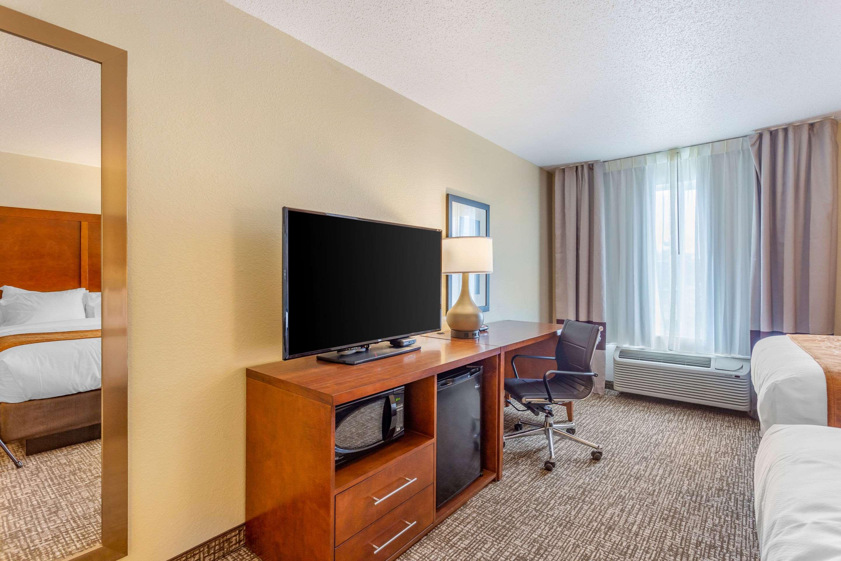 Comfort - Adjacent The Hotel DeKalb