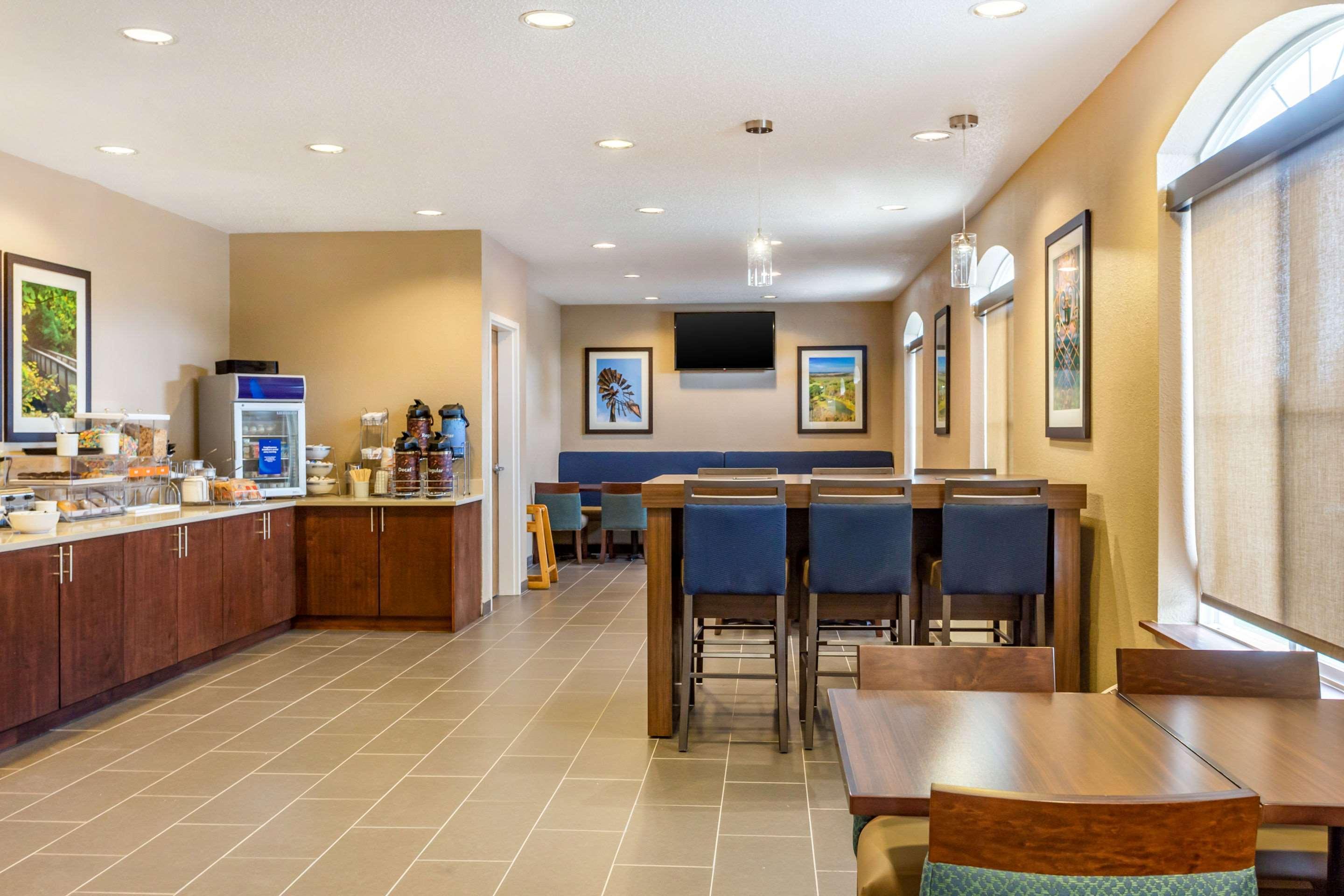 Hotel Comfort - Adjacent The