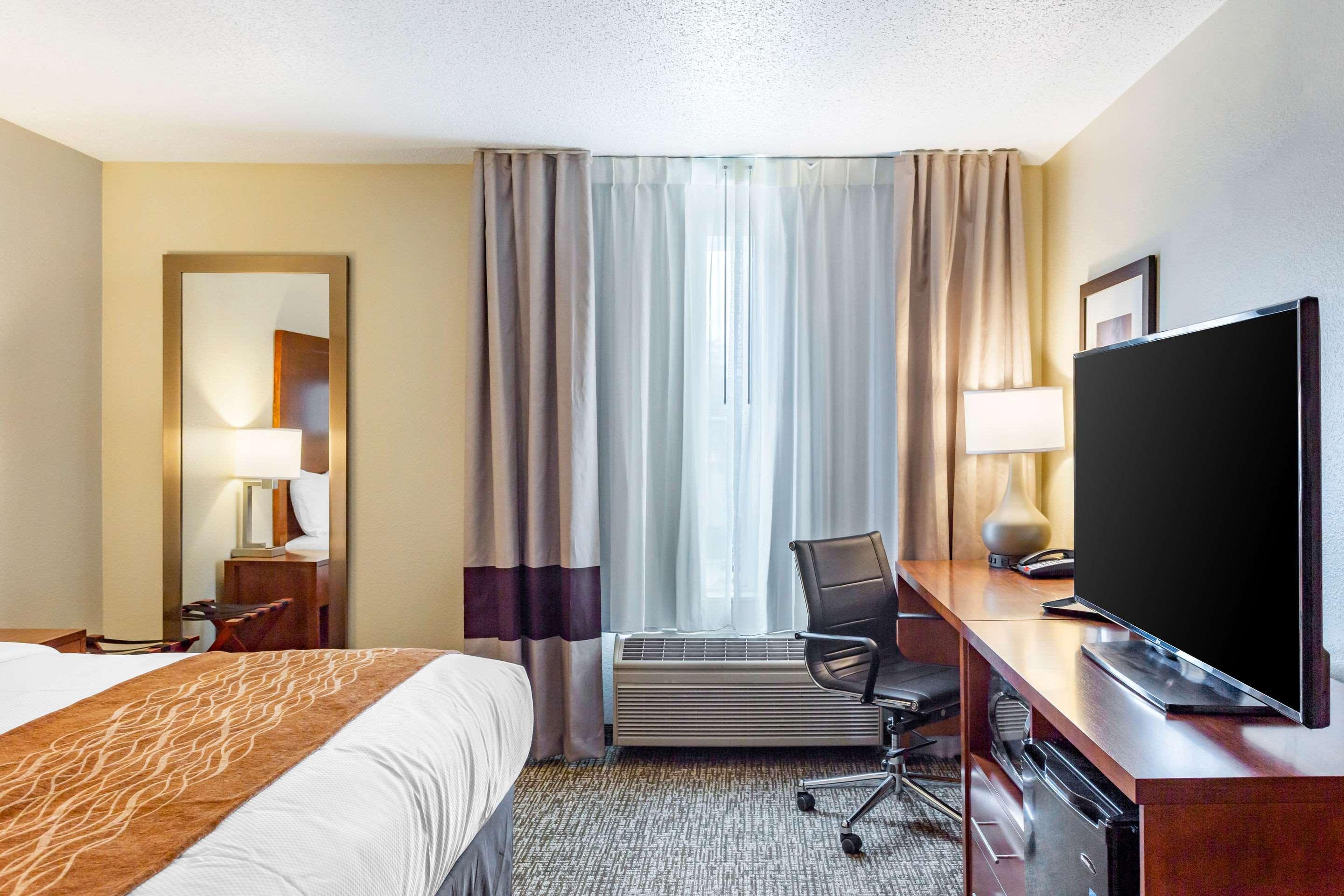 Comfort - Adjacent The Hotel DeKalb