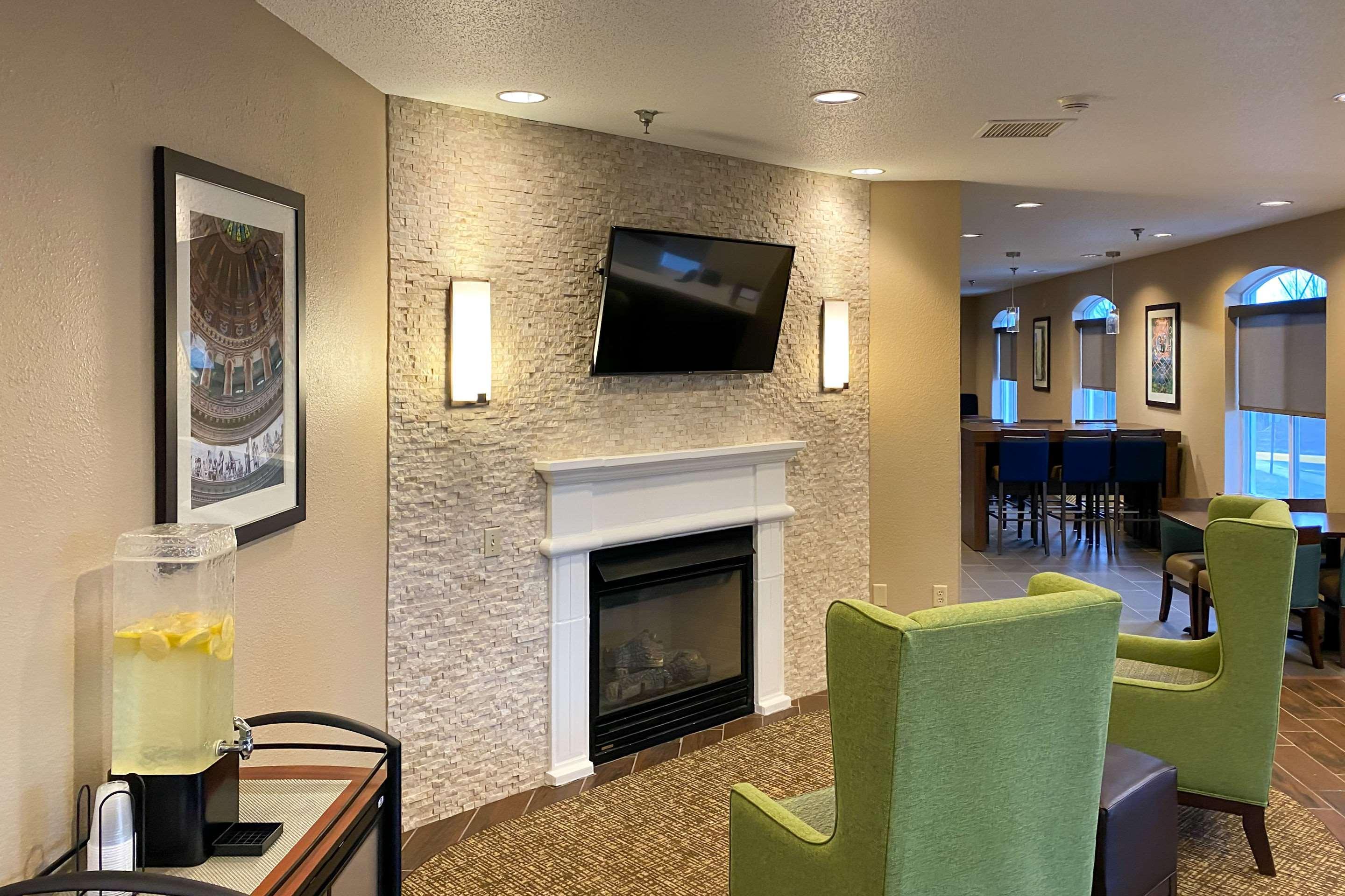 Comfort - Adjacent The Hotel DeKalb