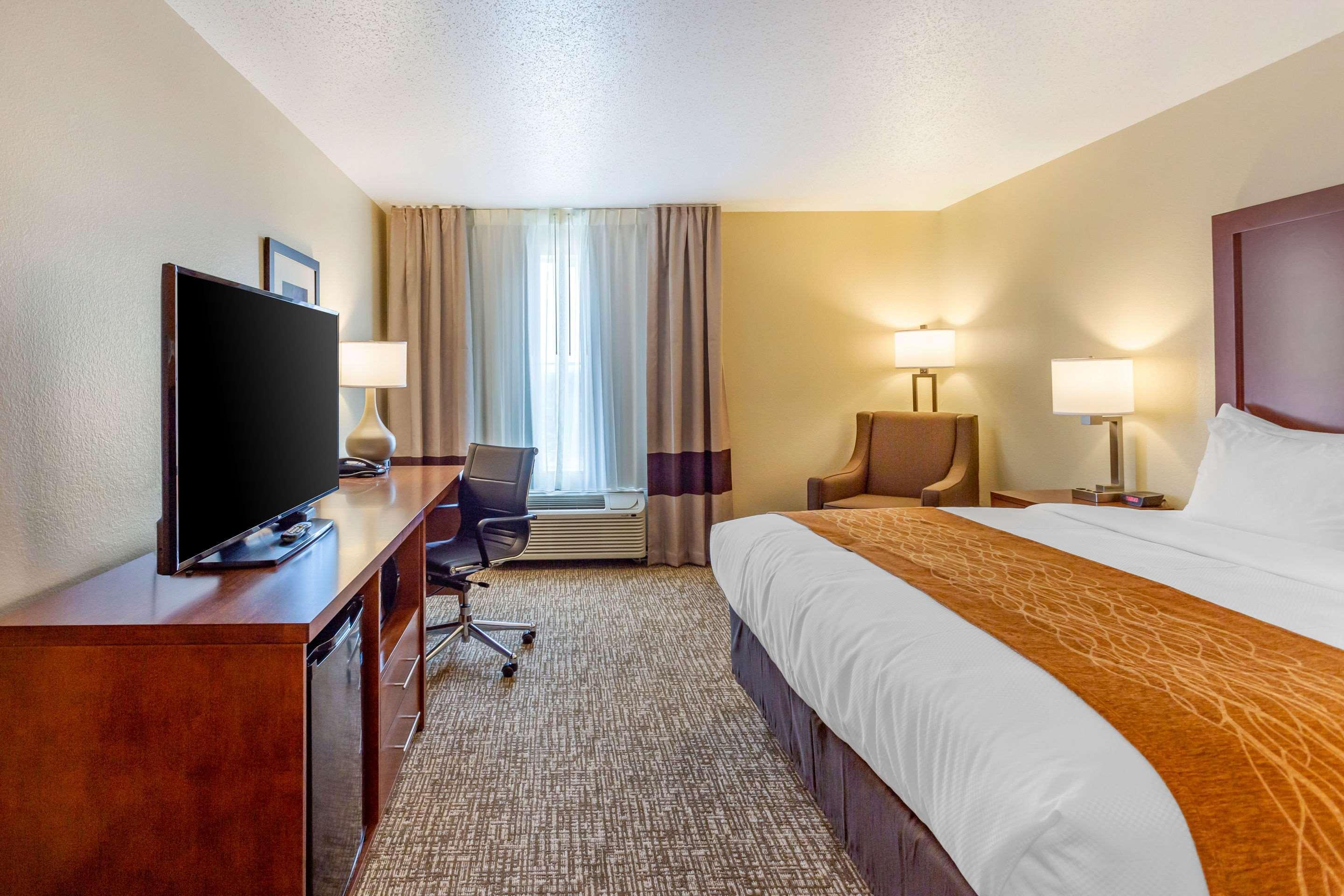Comfort - Adjacent The Hotel DeKalb