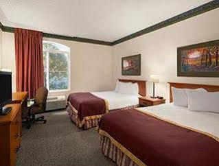 Hotel Comfort - Adjacent The